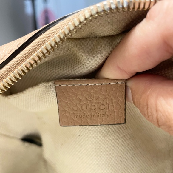 Gucci Pebbled Calfskin Small Soho Disco Bag Camelia. - Picture 3 of 10